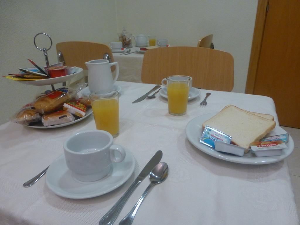 Hostal El Val อัลกาลาเดเอนาเรส ภายนอก รูปภาพ