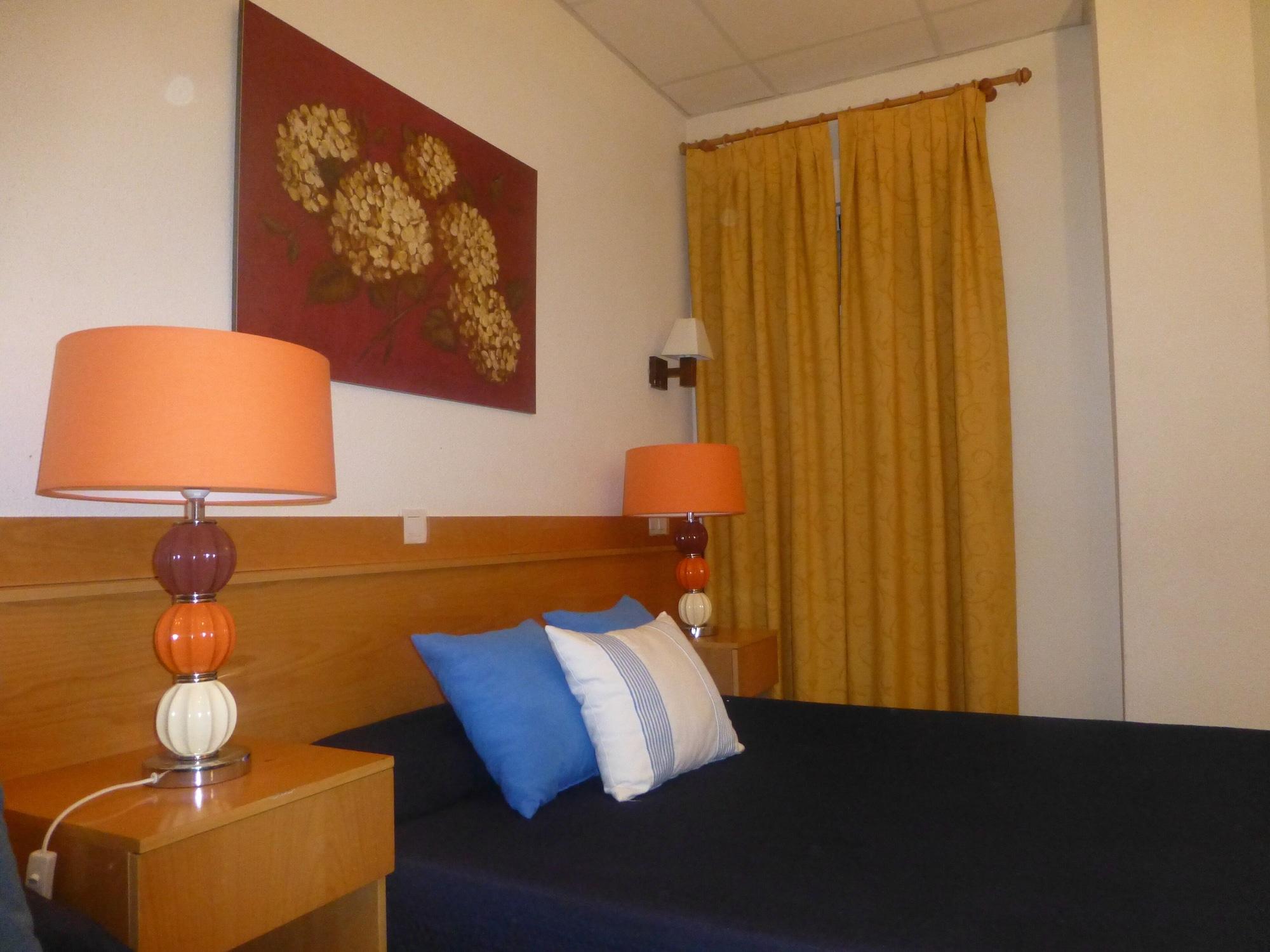 Hostal El Val อัลกาลาเดเอนาเรส ภายนอก รูปภาพ