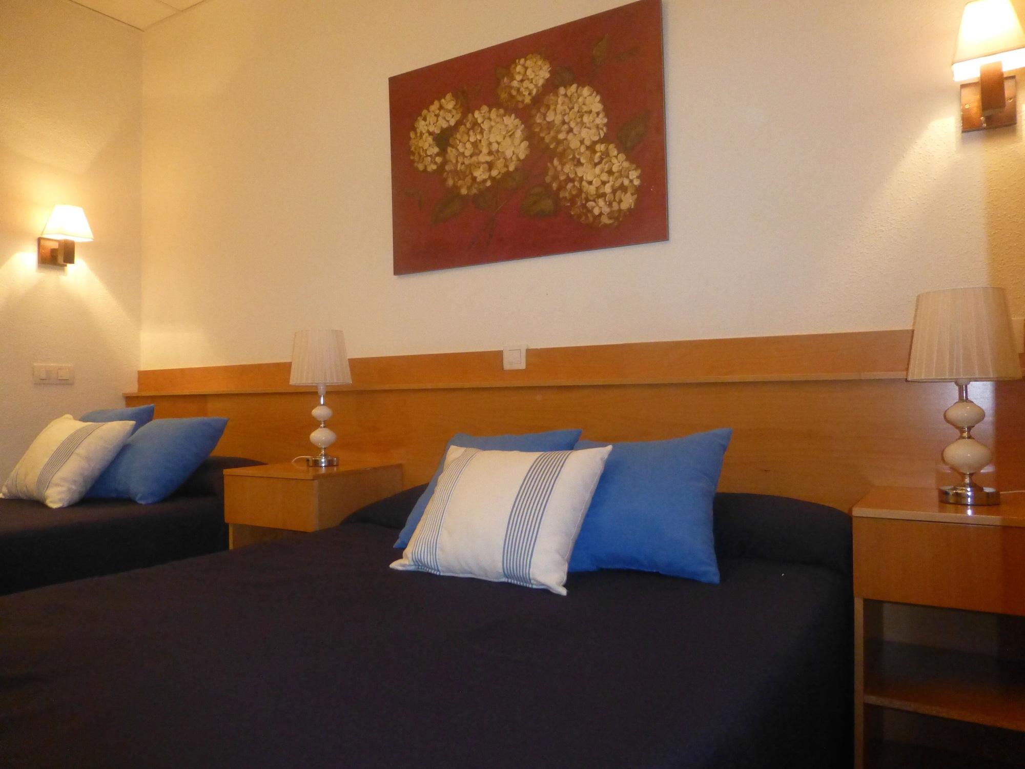 Hostal El Val อัลกาลาเดเอนาเรส ภายนอก รูปภาพ