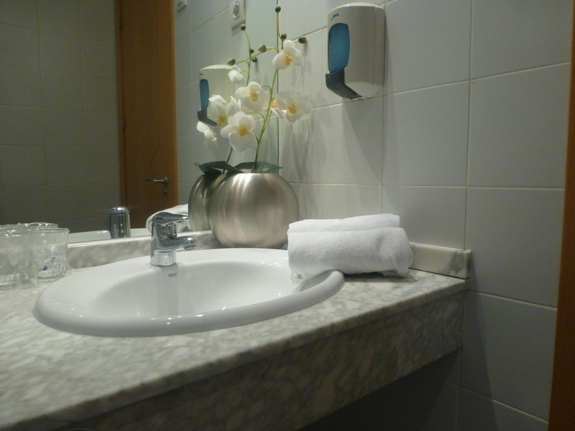 Hostal El Val อัลกาลาเดเอนาเรส ภายนอก รูปภาพ