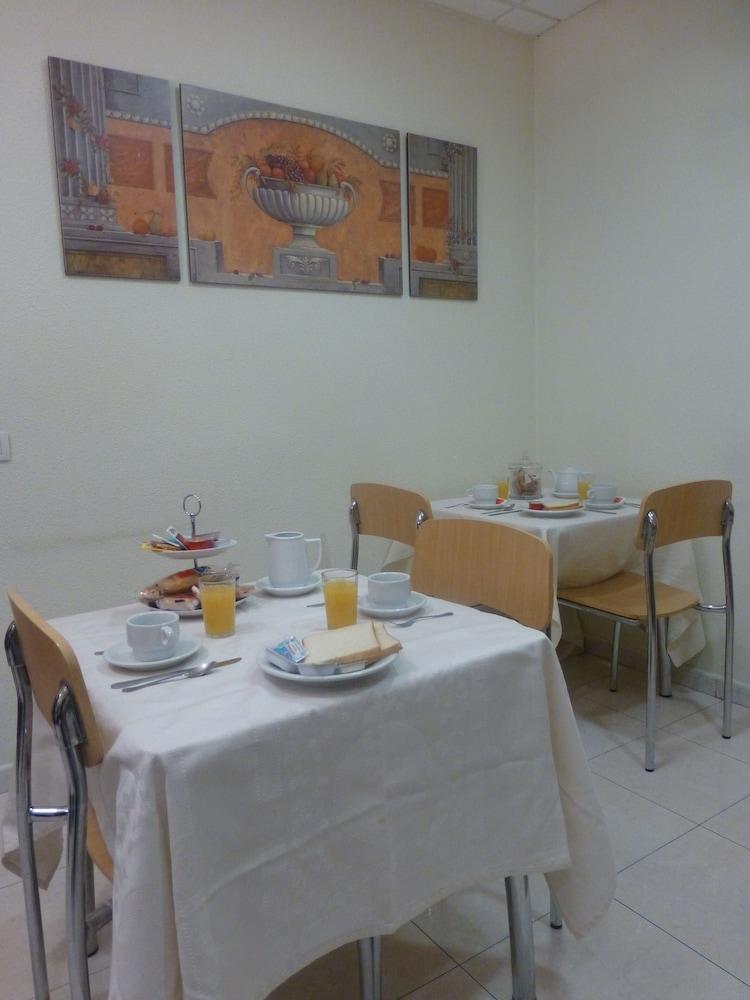 Hostal El Val อัลกาลาเดเอนาเรส ภายนอก รูปภาพ