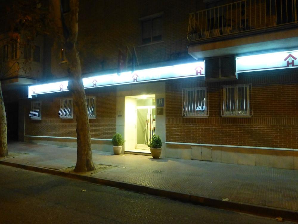 Hostal El Val อัลกาลาเดเอนาเรส ภายนอก รูปภาพ